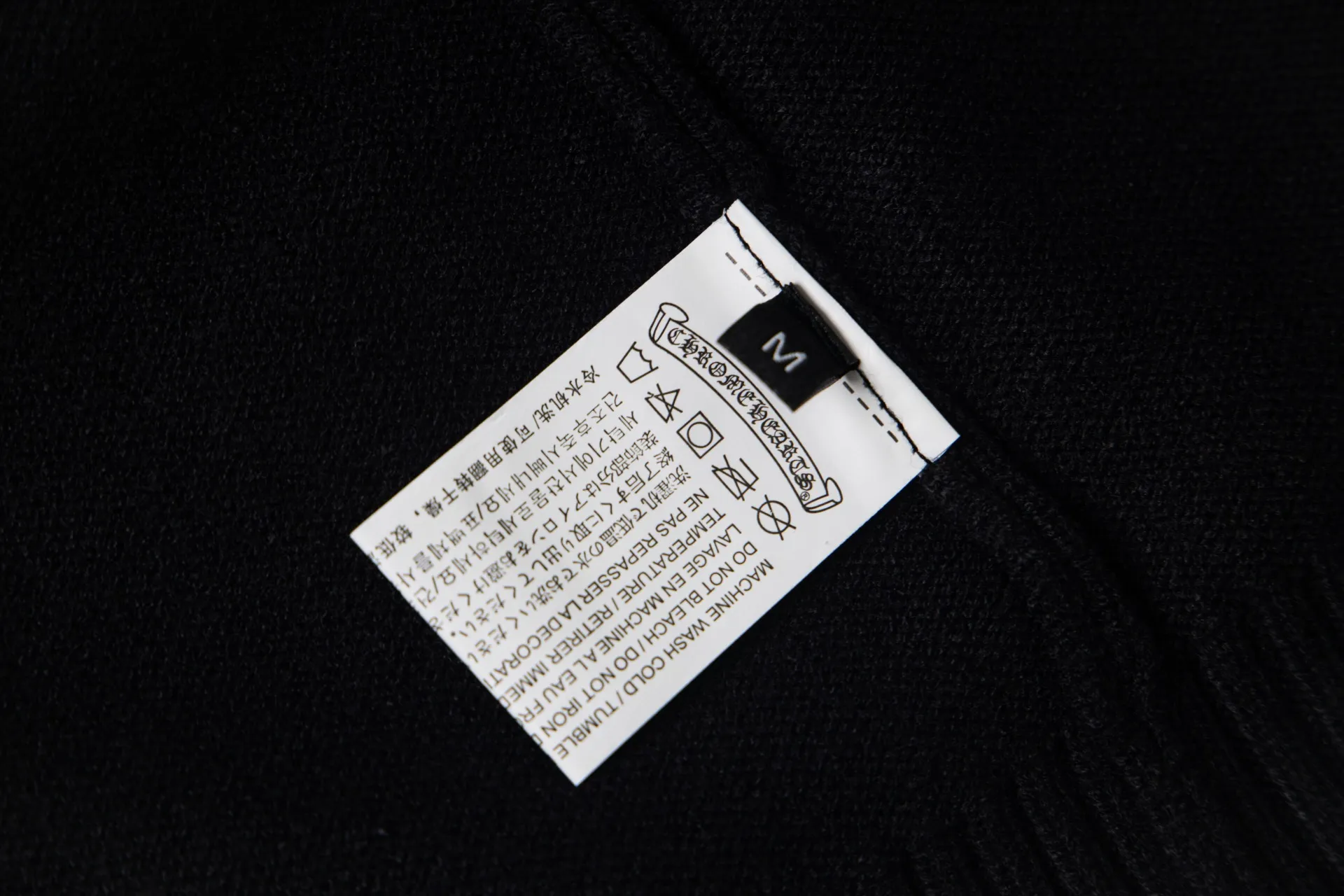 P260 model number: G801 Chrome Hearts new cross knitted jacquard appliqué embroidered round neck sweatshirt 1️⃣ Purchase the original version, containing 20% ​​wool. The item is made of custom-dyed and custom-spun yarn. It is heavy enough and thick enough to feel heavy in the hand. The workmanship details are perfectly controlled, and the upper body effect is also very comfortable! 2️⃣ It is very youthful and energetic, and can be easily worn by both men and women. It is very in line with the fashion aesthetic concepts of today's young people, creating a casual and lazy fashion tone. It is a must-have for couples in autumn and winter! 3️⃣ Complete accessories, same style for men and women. Color: black, white Size: S, M, L